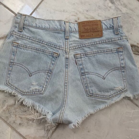 Light wash Levi jean shorts - Picture 4 of 6
